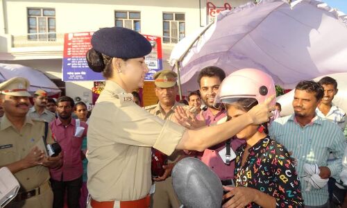 जब एसपी ने बिना हेलमेट पहने महिला को पहनाया हेलमेट जब एसपी ने बिना हेलमेट पहने महिला को पहनाया हेलमेट