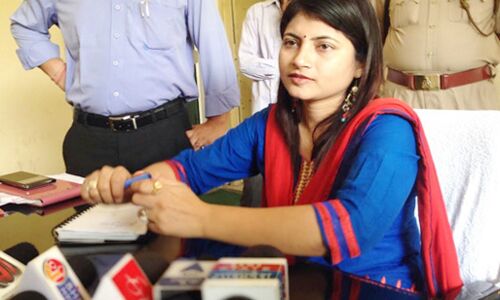 DM बी. चंद्रकला के खिलाफ बीजेपी ने चुनाव आयोग में की शिकायत, ट्रांसफर की उठाई मांग