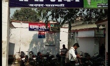 बाढ़ के पानी से घर घिरा होने के बावजूद 2 विदेशी नही छोड़ रहे मकान,जान जोखिम