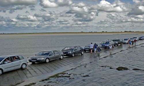 एक ऐसी जादुई सड़क जो दिन में सिर्फ 2 बार दिखती है