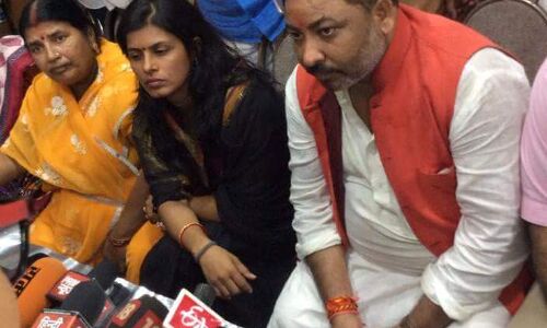 मायावती तो एक तो एक वो कुत्ता है - दयाशंकर सिंह मायावती तो एक तो एक वो कुत्ता है - दयाशंकर सिंह