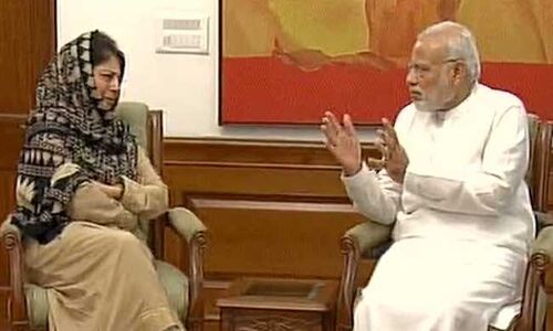 महबूबा मुफ्ती मिलीं पीएम मोदी से, बोलीं- युवाओं को भड़का रहे पाकिस्तान और अलगाववादी