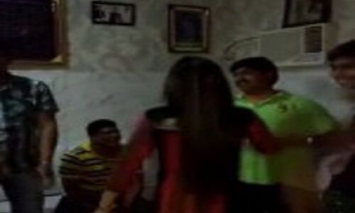 नशे में धुत सपा नेता ने बार डांसर के साथ लगाए जमकर ठुमके, वीडियो हुआ वायरल