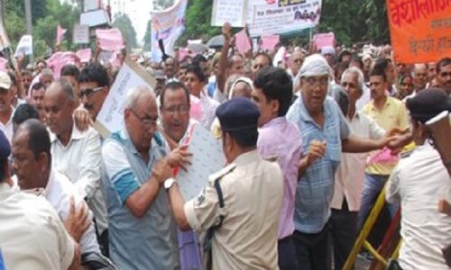 नीतीश सरकार के खिलाफ पूर्व सैनिकों का हल्ला बोल, राज्यपाल को सौंपा ज्ञापन