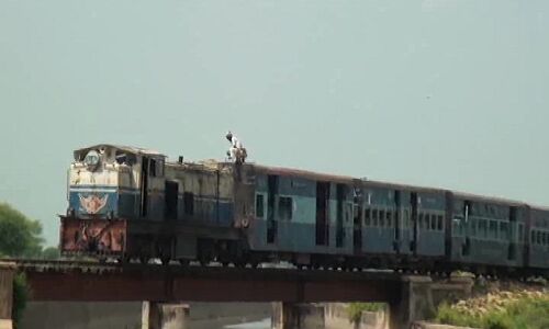 जब नदी में हो बाढ़ और हो जाये ट्रेन का इंजन फेल क्या करोगे आप, ये फ़िल्मी डाइलोग नहीं हकीकत है जानलो!