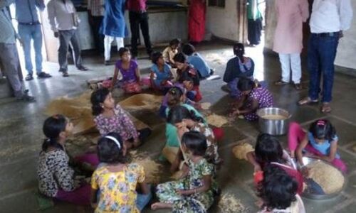 मिड डे मील में कंकड़ देख, बच्चों को ही लगा दिया सफाई में