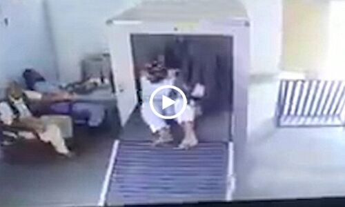 OMG: देखें वीडियो ये आदमी खुद बैग समेत स्कैनर में घुस गया, जानिए क्यों