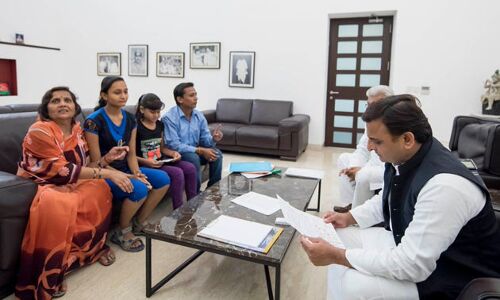 दिखी अखिलेश की दरियादिली ,खून से चिठ्ठी लिखने वाली दोनों बहनों को दिया हर संभव मदद का आश्वासन दिखी अखिलेश की दरियादिली ,खून से चिठ्ठी लिखने वाली दोनों बहनों को दिया हर संभव मदद का आश्वासन