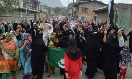 पाकिस्तानी झंडों के साथ महिलाओं ने निकाली रैली