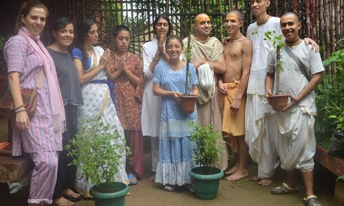 यमुना को स्वच्छ एवं अविरल बनाने के लिये दक्षिण अमेरिका  के युवाओं के साथ मिलकर किया स्वच्छता अभियान