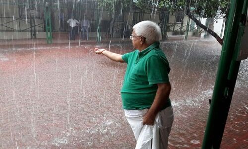 लालू की फुलवरिया बाढ़ की चपेट में, लालू ले रहे है बारिश का मजा