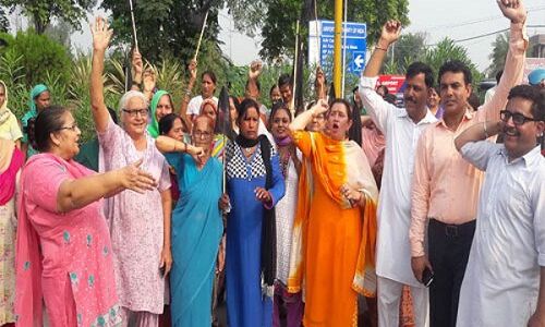 केजरीवाल का अमृतसर में विरोध, महिलाओं ने बताया आम आशिकी पार्टी