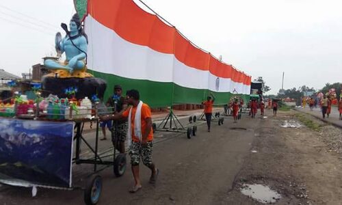 विशाल तिरंगी कावड़ बनी आकर्षक का केंद्र विशाल तिरंगी कावड़ बनी आकर्षक का केंद्र