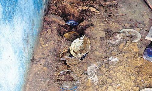 जमीन के नीचे से 550 लीटर जहरीली शराब बरामद, JCB मशीन से हो रही खुदाई