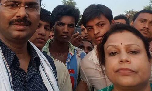 दुर्घटना स्थल पर MLA ने ली सेल्फी, सोशल मीडिया पर फूटा गुस्सा दुर्घटना स्थल पर MLA ने ली सेल्फी, सोशल मीडिया पर फूटा गुस्सा