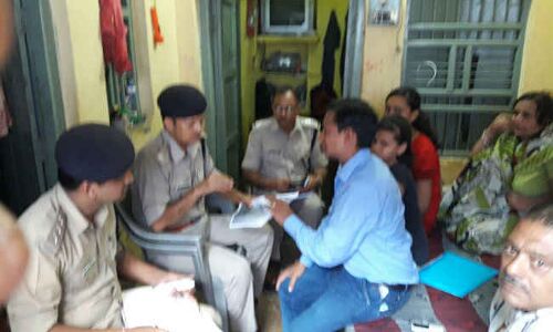 दो बेटियों ने अपने खून से मुख्यमंत्री अखिलेश यादव को लिखी चिट्ठी दो बेटियों ने अपने खून से मुख्यमंत्री अखिलेश यादव को लिखी चिट्ठी