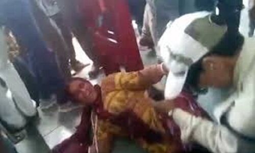 गौमांस के आरोप में दो महिलाओं की सरेआम पिटाई