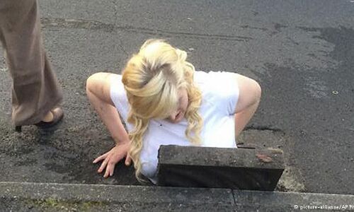 सावधानी हटी दुर्घटना घटी: राह चलती महिला फोन पर मस्त फिर क्या हुआ जब ....