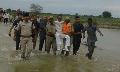 बाढ़ दौरा के दौरान: एमपी की सरकार गोद में नजर आई