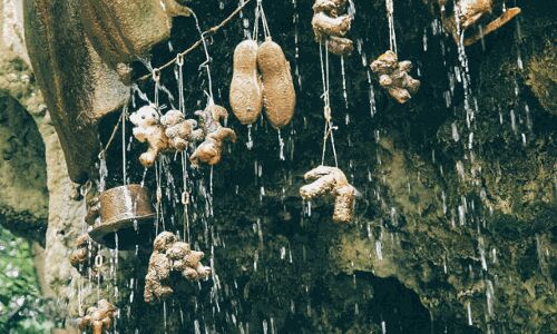 ऐसा कुआं जिसका पानी सबको बना देता है पत्थर