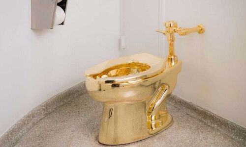 क्या आप 18 कैरेट गोल्ड की टॉयलेट सीट इस्तेमाल करना चाहेंगे? तो इस म्यूजियम में जाइए