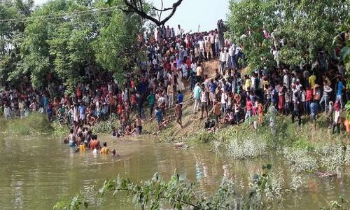 मधुबनी में यात्रियों से भरी बस डूबी, 46 यात्री लापता, 4 का शव बरामद मधुबनी में यात्रियों से भरी बस डूबी, 46 यात्री लापता, 4 का शव बरामद