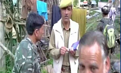 कश्मीर से कर्फ्यू हटते ही, पुलिसकर्मियों की राइफलें लेकर भागे आतंकी