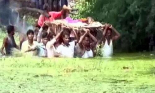 इंसानियत शर्मसार : दबंगों ने किया रास्ता बंद तो तालाब से होकर निकालनी पड़ी शवयात्रा