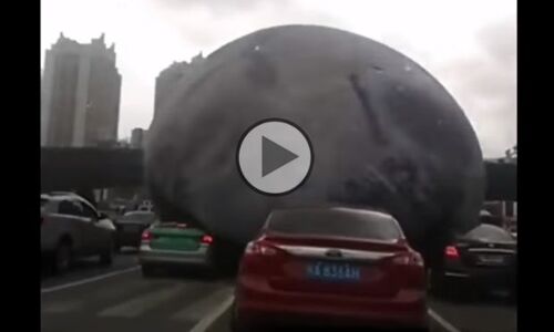 Video: जब चांद उतर आया जमीं पर, लोगों में मचा हड़कप, फिर...