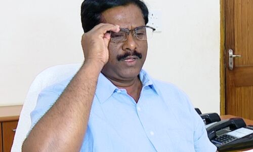 जनता बिगड़ी फैंकी मंत्री के उपर कुर्सियां, अब जबाब देगी जनता!