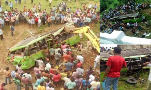 ओडिशा: पुल से नीचे 50 फीट की खाई में गिरी बस, 21 लोगों की मौत, कई घायल