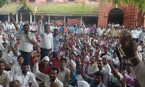 ब्लैकमेलिंग के जरिये सरकार पर दबाव बनाने की जबरदस्त कोशिश