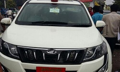 कैबिनेट मंत्री की कार में दो युवकों संग मिली युवती, पुलिस ने उतारी लालबत्ती कैबिनेट मंत्री की कार में दो युवकों संग मिली युवती, पुलिस ने उतारी लालबत्ती