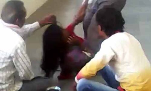 भूत भगाने के नाम पर गर्भवती को घंटो पीटता रहा तांत्रिक ,अस्पताल का स्टाफ बना मूक दर्शक भूत भगाने के नाम पर गर्भवती को घंटो पीटता रहा तांत्रिक ,अस्पताल का स्टाफ बना मूक दर्शक