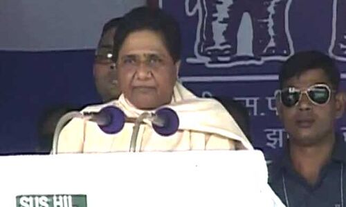 मायावती ने फूंका चुनावी बिगुल, कहा बूढ़ी शीला नहीं दे पाएगी टक्कर मायावती ने फूंका चुनावी बिगुल, कहा बूढ़ी शीला नहीं दे पाएगी टक्कर