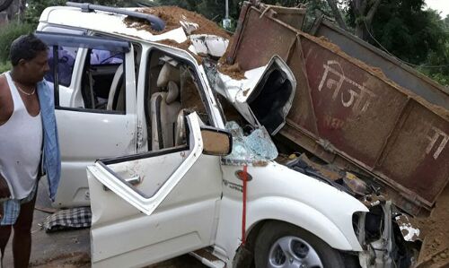 कमजोर दिल के लोग ना देखें: यूपी में ट्रैक्टर ट्राली में घुसी स्कोर्पियो, 8 की मौत