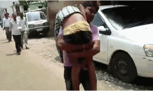 पूरे हुए वादे, अब हैं नए ईरादे का असर, इलाज के आभाव में बाप के कंधे पर बेटे ने तोड़ा दम