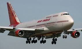 लैंडिंग के वक्त विमान से टकराया पक्षी, बाल-बाल बचे 254 लोग लैंडिंग के वक्त विमान से टकराया पक्षी, बाल-बाल बचे 254 लोग