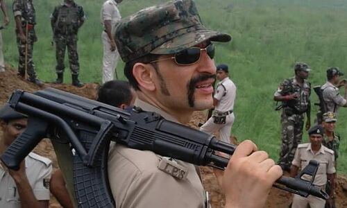 खुद ही कूदा ये आईपीएस अधिकारी अवैध खनन रोकने