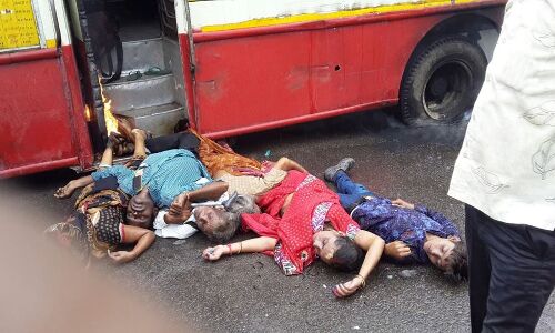 एटा में एचटी लाइन की चपेट में आई बस, नौ की मौत दर्जन भर झुलसे एटा में एचटी लाइन की चपेट में आई बस, नौ की मौत दर्जन भर झुलसे