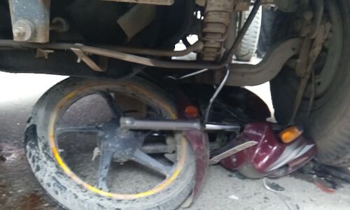 नगरपालिका की डंफर ने बाइक सवार युवकों को रौंदा , हालात गंभीर