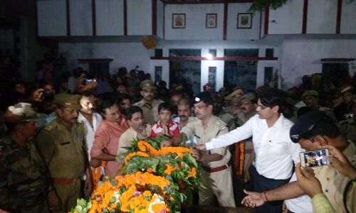 शहीद को विदाई देने उमड़ा जन सैलाब, DM और SP ने दी सलामी