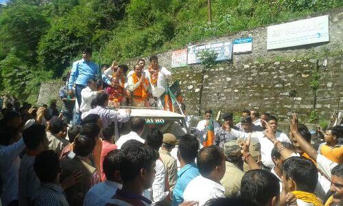 बीजेपी नेता पूर्व मंत्री हरक सिंह रावत पर महिला ने चप्पल फेंकी बीजेपी नेता पूर्व मंत्री हरक सिंह रावत पर महिला ने चप्पल फेंकी