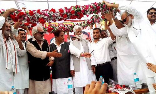 सीमा पर सैनिकों का खून बह रहा है, हमारे पीएम पाक पीएम की माँ के पैर छू रहे है -आज़म खां