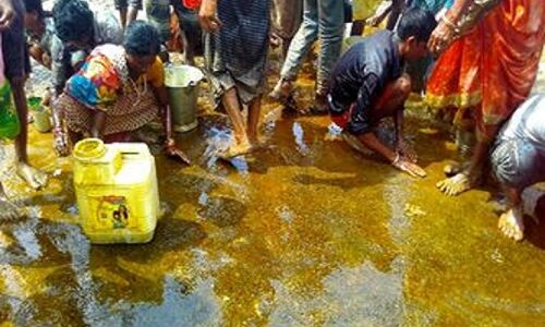 देखें वीडियो: जब टैंकर से गिरने लगा सरसों तेल