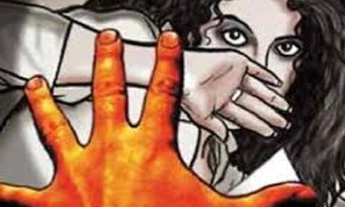 रेप पीड़िता का डॉक्टरो ने मेडिकल से किया इंकार, CMO कार्यालय की लगा रही चक्कर रेप पीड़िता का डॉक्टरो ने मेडिकल से किया इंकार, CMO कार्यालय की लगा रही चक्कर