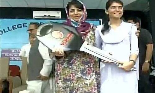 महबूबा मुफ्ती ने लॉन्च की सीएम स्कूटी स्कीम, बांटे 300 स्‍कूटर