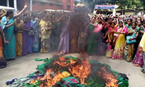 आंगनवाड़ी कार्यकत्रियों ने  साड़ी जला कर दी प्रदेश सरकार को चेतावनी
