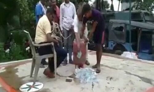 शराब तस्करी के अनोखे ढंग को देखकर पुलिस भी हैरान, देखें तस्करों के दिमाग की शातिर करतूत