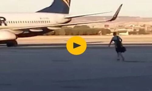 Viral Video: देखिए जब इस यात्री ने रनवे पर दौड़कर पकड़ी अपनी फ्लाइट